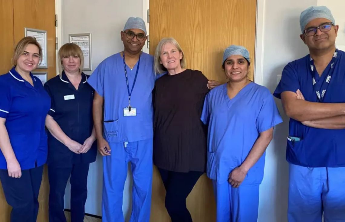 ރޮބޮޓެއް ބޭނުންކޮށްގެން އޮޕަރޭޝަން ކުރި ލީ، އޭނާގެ ޑޮކްޓަރުންނާއި އެކު---