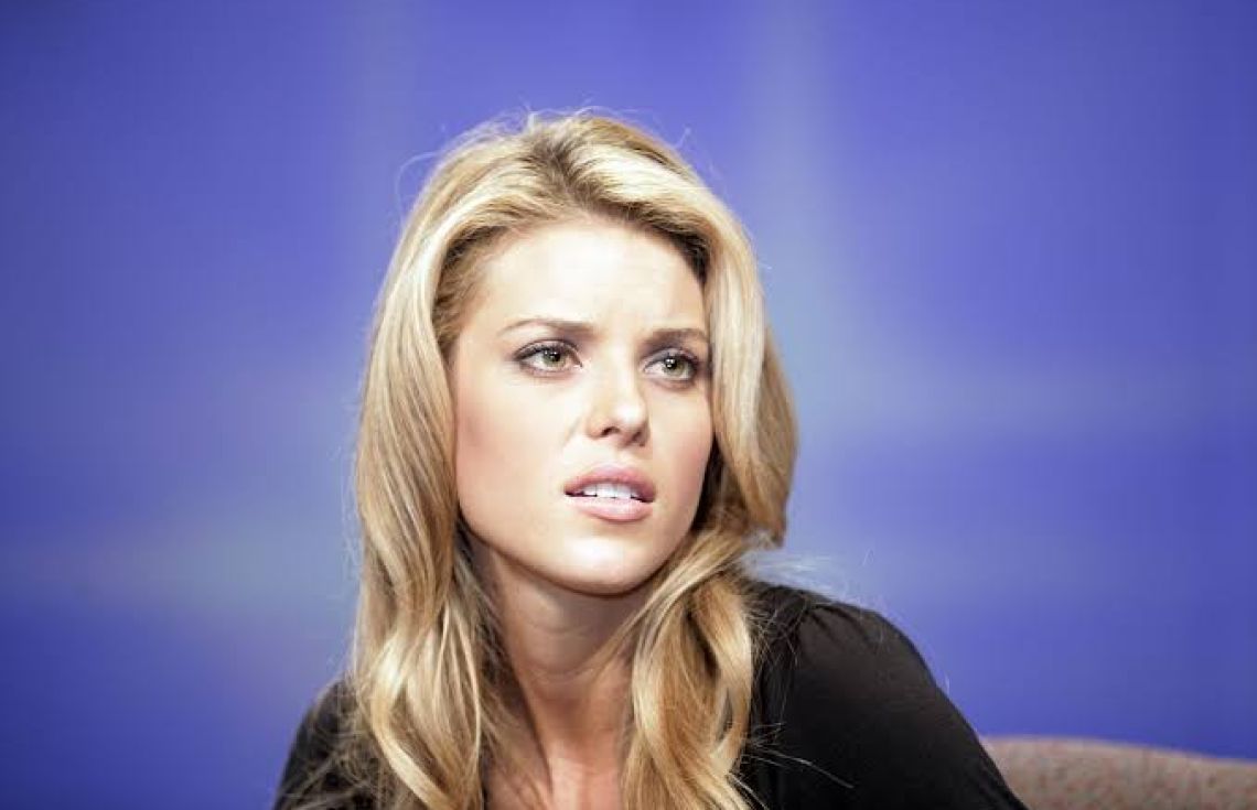 އެމެރިކާގެ ކުރީގެ މިސް ކެލިފޯނިއާ ކެރީ ޕްރެޖިއަން ބޮލާ.