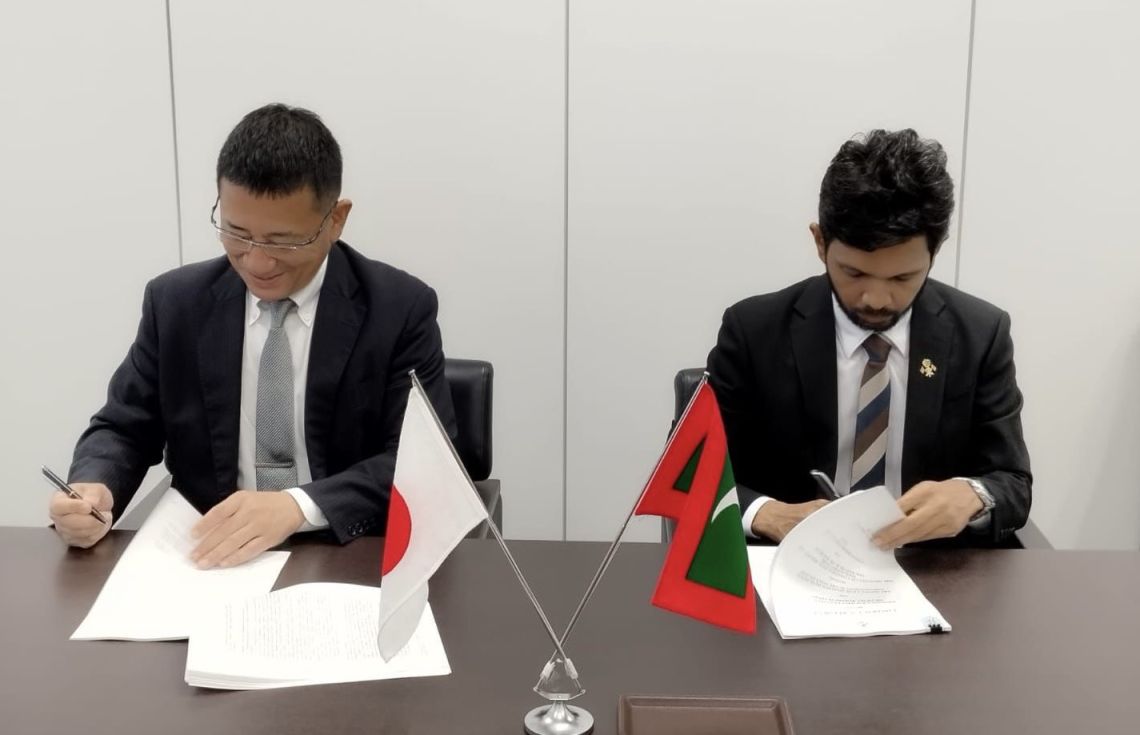 މާލޭ އިރުމަތީ ފަރާތުގެ ތޮށިގަނޑު މަރާމާތުކުރުމުގެ މަޝްރޫއުގެ އެއްބަސްވުމުގައި ސޮއިކުރުމަށް ބޭއްވި ރަސްމިއްޔާތުގެ ތެރެއިން--- ފޮޓޯ: ކޮންސްޓްރަކްޝަން މިނިސްޓްރީ