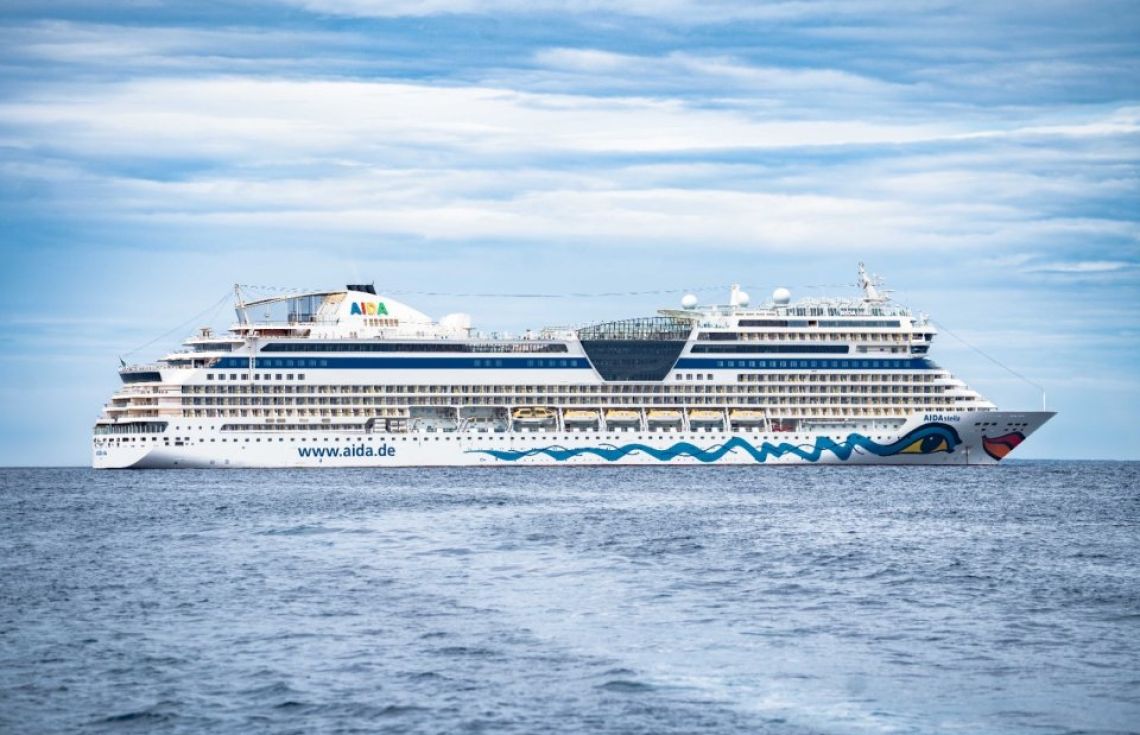 މީގެ ކުރިން ރާއްޖެ އައި ކްރޫޒް ޝިޕެއް: އެކަށިގެންވާ ޓާމިނަލެއް ނެތުމުން އޮޕަރޭޓަރުން ދަނީ ބޮޑެތި ގޮންޖެހުންތަކާއި ކުރިމަތިލަމުން.