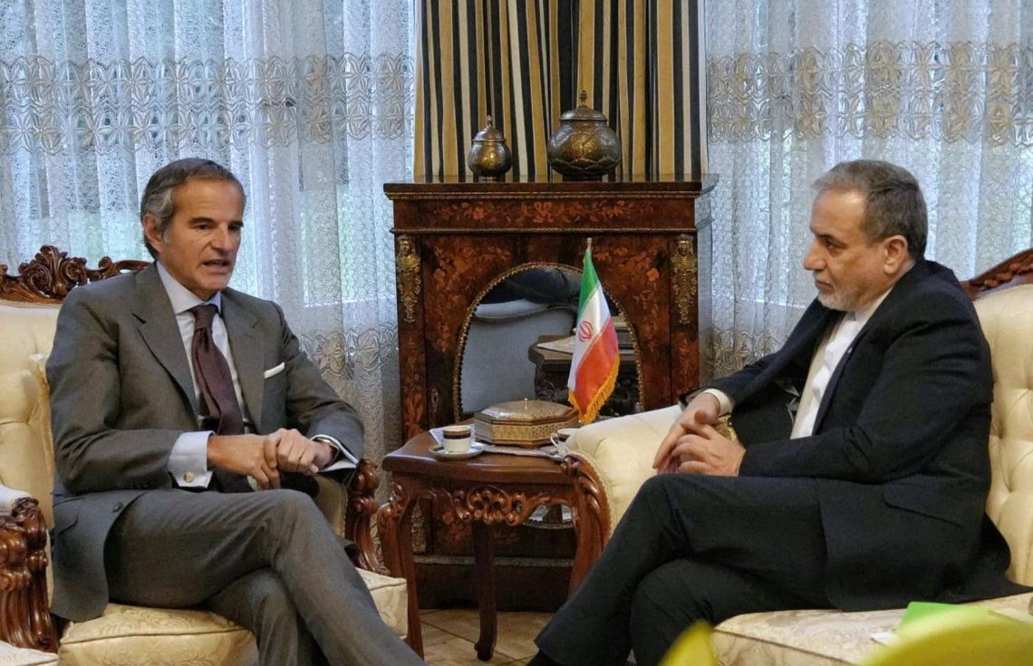 އީރާނުގެ ފޮރިން މިނިސްޓަރު ޢައްބާސް ޢަރާޤިޖީ (ކ) އާއި އިންޓަނޭޝަނަލް އެޓޮމިކް އެނާޖީ އެޖެންސީގެ ވެރިޔާ ރަފައެލް ގްރޮސީ (16 ފެބުރުއަރީނ2026)