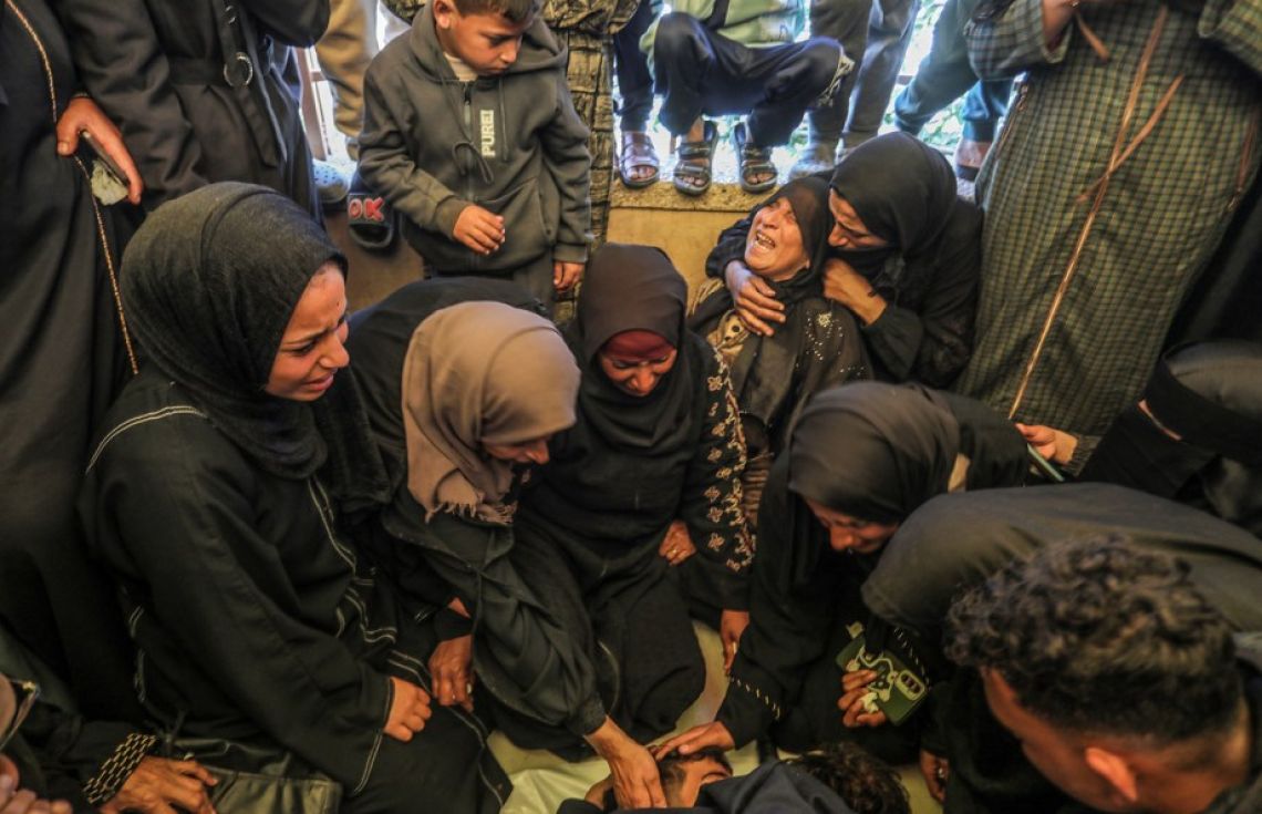 މިއަދު ޔަހޫދީން ބަޑިޖަހައި ޝަހީދުކޮށްލި 14 އަހަރުގެ މުޙައްމަދު އަލް ނައްޖާރުގެ ޖަނާޒާގެ ތެރެއިން.