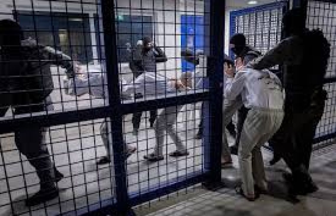 ފަލަސްޠީނުގެ ރައްޔިތުން އިސްރާއީލުގެ ޖަލަކަށް ވައްދައި އަނިޔާކުރަނީ.