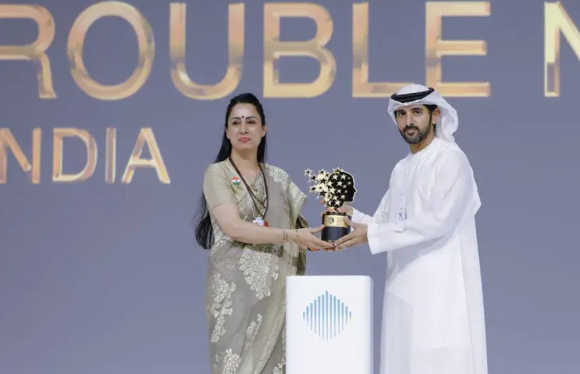 އިންޑިއާގެ ފަގީރު އަވަށްތަކުގައި މަގުމަތީ ކްލާސްރޫމްތައް ހަދައިގެން ކިޔަވައިދިން މުދައްރިސަކަށް 1 މިލިއަން ޑޮލަރުގެ އެވޯޑެއް