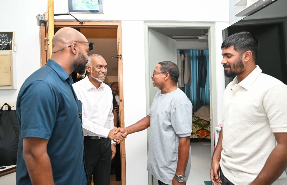 ކައުންސިލް އިންތިހާބަށް ކެންޕެއިން ކުރުމަށް ރައީސް 'ދޮރުން ދޮރަށް' ވަޑައިގަތުން/  ފޮޓޯ:ޕީއެންސީ