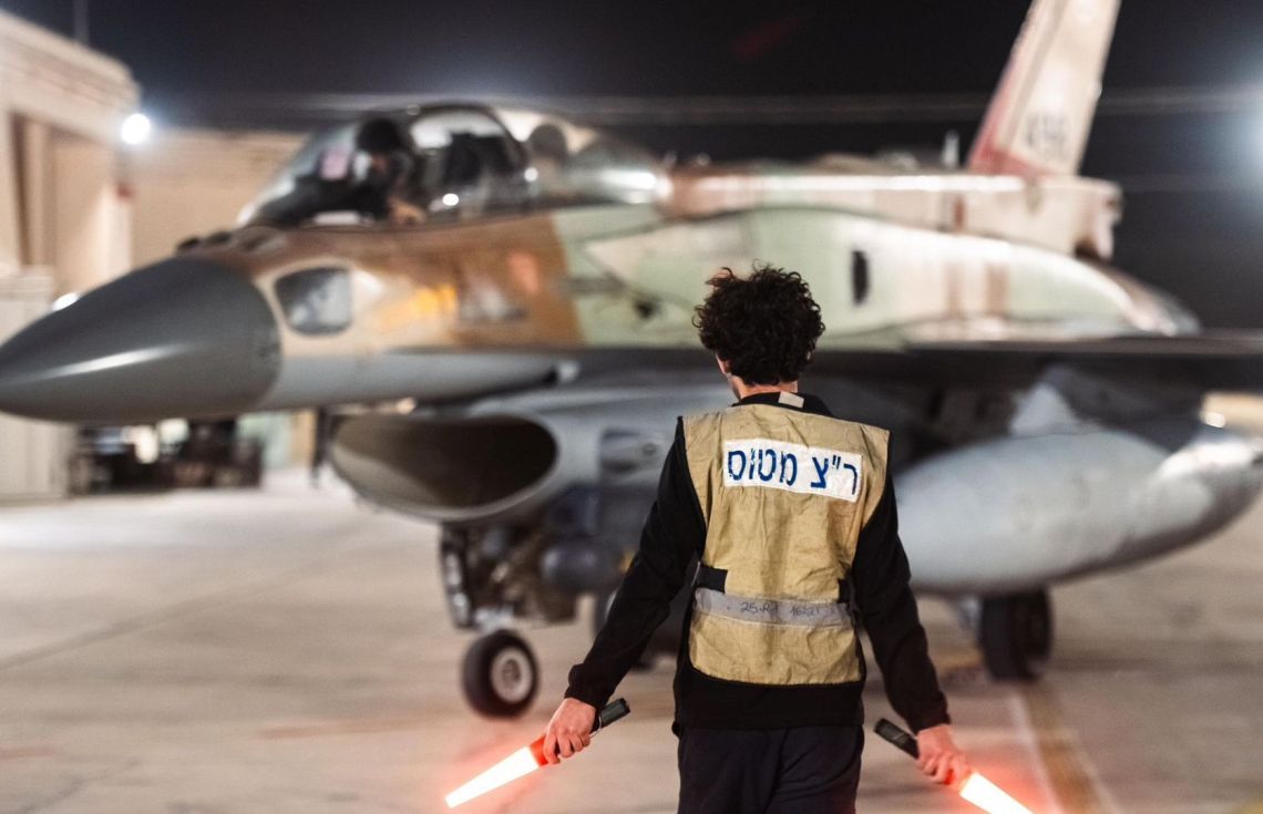 އީރާނަށް ޙަމަލާ ދިނުމަށްޓަކައި 2024 އޮކްޓޯބަރުގައި އިސްރާއީލުގެ ފައިޓާ ޖެޓެއް ތައްޔާރީ ޙާލަތުގައި / ފޮޓޯ: ގެޓީ އިމޭޖްސް