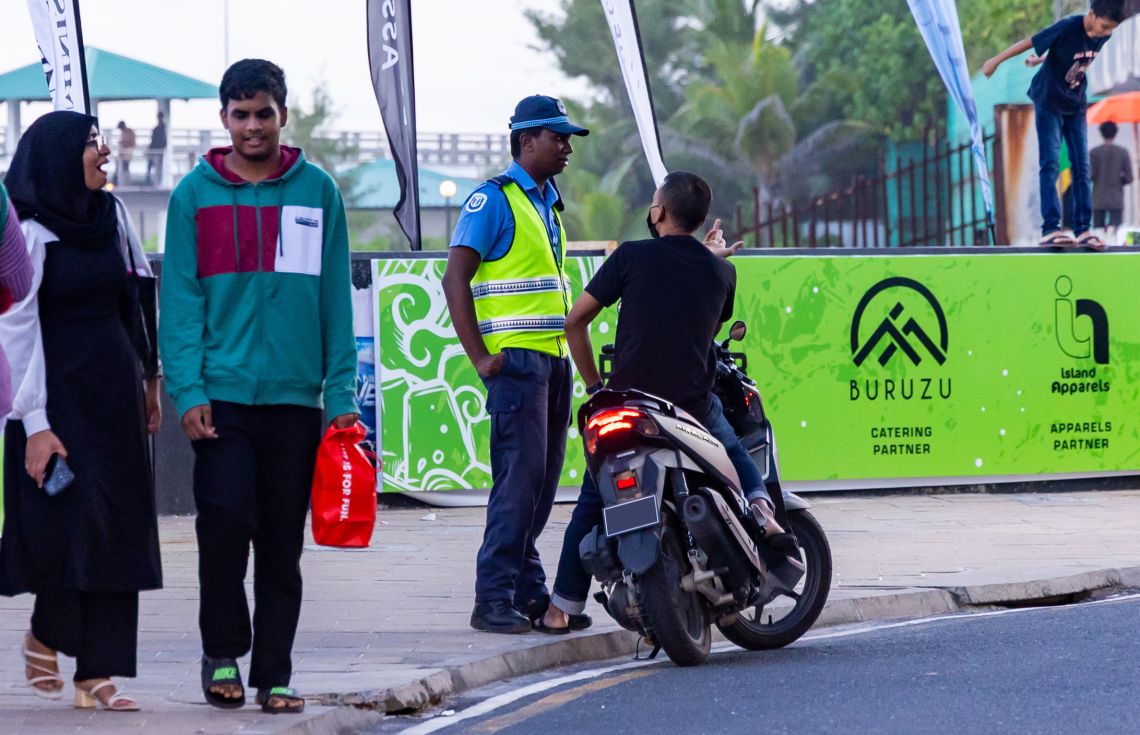 ގަވާއިދާ ހިލާފަށް ބޭރު މަގުގައި ޕާކުކުރާ އުޅަނދުތައް މާދަމާއިން ފެށިގެން ޓޯކުރަނީ