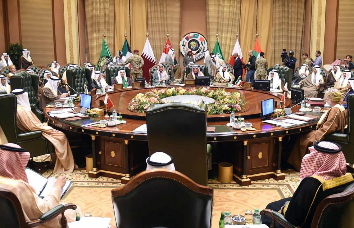 ގަލްފް ކޯޕަރޭޝަން ކައުންސިލްގެ ގައުމުތަކުގެ ފޮރިން މިނިސްޓަރުންގެ ބައްދަލުވުމެއްގެ ތެރެއިން. ފޮޓޯ: ރޮއިޓާސް