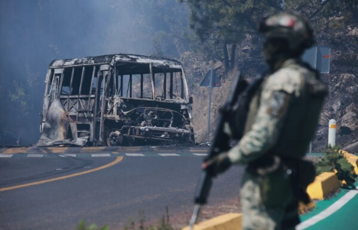 މެކްސިކޯގެ މަގުތަކުގައި ހަމަނުޖެހުން ހިންގާތީ ސަލާމަތީ ބާރުތަކުން ދަނީ ފޯރިމަރަމުން---ފޮޓޯ:އޭއެފްޕީ