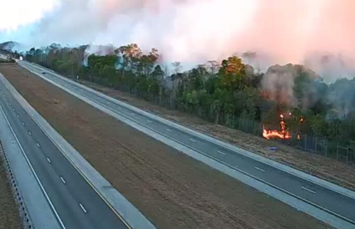 ފްލޮރިޑާގެ ސައިޕްރެސް ނޭޝަނަލް ޕްރިޒަރވްގައި ރޯވެފައިވާ އަލިފާންގަނޑުގެ ސަބަބުން މަގުތަކުގައި ވަނީ ދުން ބޯވެފަ.