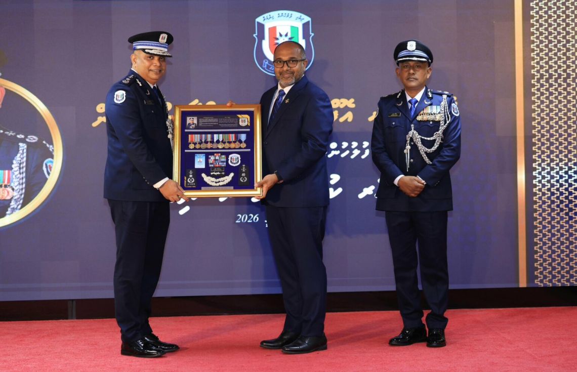 ރިޓަޔާ ކުރެއްވި ސީޕީ ނަވީންގެ ހިދުމަތުގެ އަގުވަޒަންކުރެއްވުމަށް ބޭއްވި ހާއްސަ ރަސްމިއްޔާތުގެ ތެރެއިން/ ފޮޓޯ: ފޮލިސް