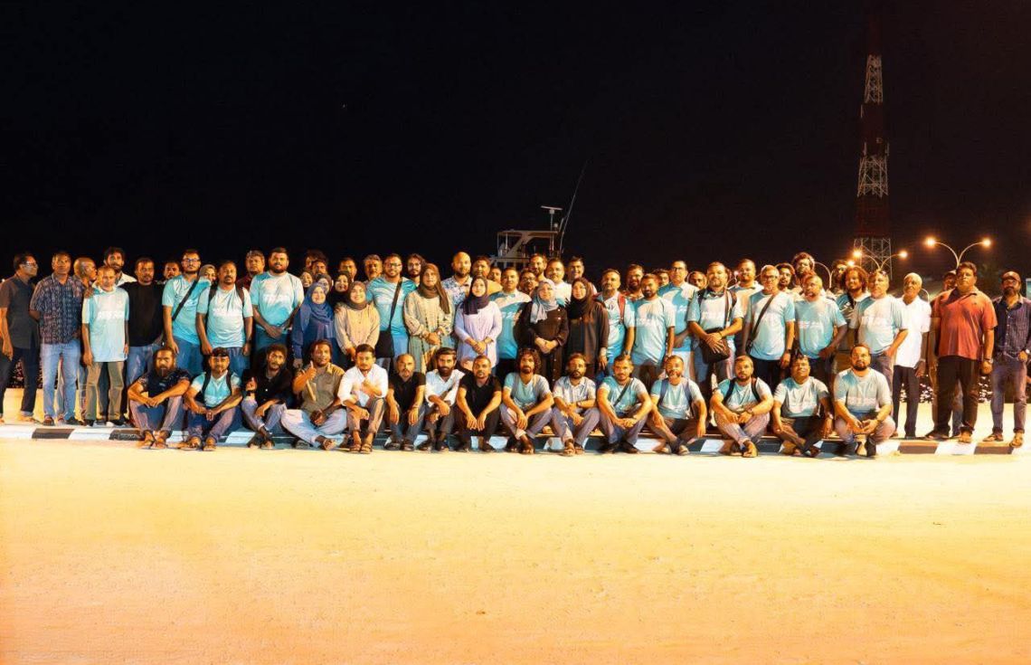 ކޮލަމާފުށިން ޕީއެންސީއަށް ތާއިދުކުރާ ގިނަ އަދަދެއްގެ ބޭފުޅުން ފޮޓޯއަކަށް ހުއްޓިގެން---