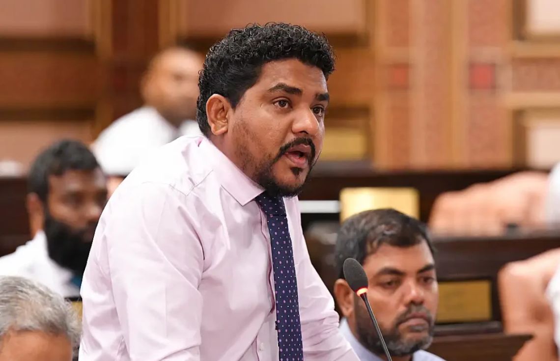 ކެންދޫ ދާއިރާގެ މެންބަރު މައުރޫފް ޒާކިރު މަޖިލިސް ޖަލްސާއެއްގައި---ފޮޓޯ:މަޖިލިސް