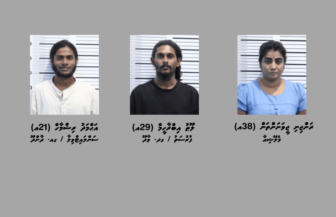 ދެ ކިލޯއަށްވުރެ ގިނަ މަސްތުވާތަކެތި ވައިގެ މަގުން ރާއްޖެއަށް އެތެރެކުރި ކަމަށް ބުނާ ތިން މީހުން --- ފޮޓޯ: ފުލުހުން