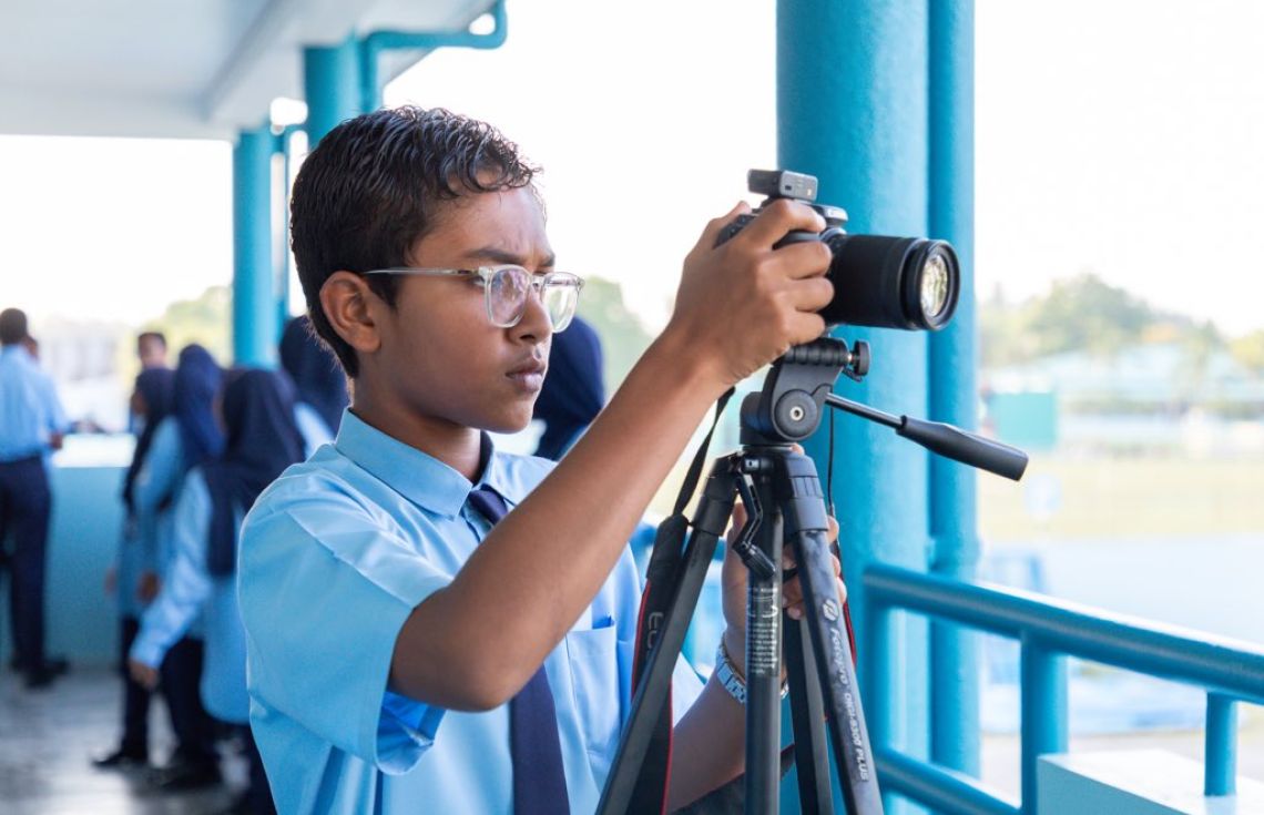 މަލއޓިމީޑިއާ ސްޓޫޑިއޯގައި ދ. އަތޮޅު ތައުލީމީ މަރުކަޒުގެ ދަރިވަރެއް. / ފޮޓޯ: ބީއެމްއެލް