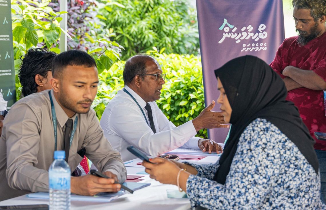 ހައުސިން މިނިސްޓްރީގެ މުވައްޒަފުން ބޯހިޔާވަހިކަމުގެ ސްކީމާއި ގުޅޭ މައުލޫމާތު އާއްމުންނަށް ދެނީ---ފޮޓޯ: ހައުސިން މިނިސްޓްރީ