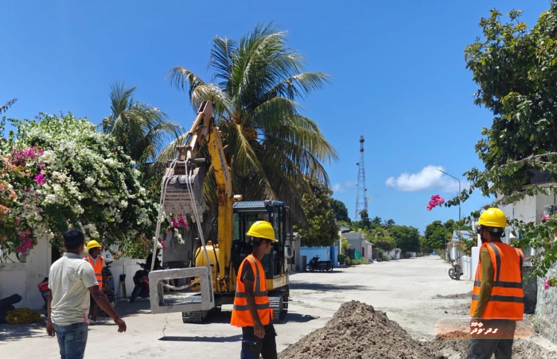ގދ. ވާދޫގެ މަގުތައް ޒަމާނީ ފެންވަރަށް ތަރައްގީކުރުމުގެ އަމަލީ މަސައްކަތް ފަށައިގެން ކުރިއަށްގެންދަނީ--- ފޮޓޯ: އާރްޑީސީ