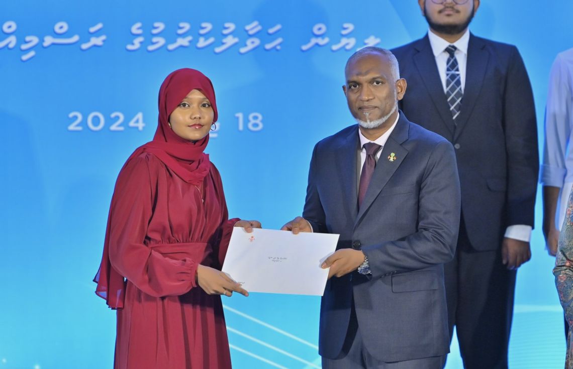 2024 ވަނަ އަހަރު ބޭއްވި ހައި އެޗީވާސް ސްކޮލަޝިޕް ރަސްމިއްޔާތުގެ ތެރެއިން. / ފޮޓޯ: ރައީސް އޮފީސް