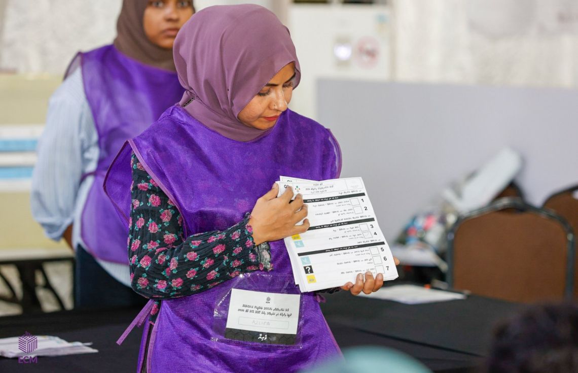 ލޯކަލް ކައުންސިލްތަކާއި އަންހެނުންގެ ތަރައްޤީއަށް މަސައްކަތްކުރާ ކޮމިޓީގެ އިންތިޚާބު އަދި ރައްޔިތުންގެ ޚިޔާލު ހޯދުމުގެ ޢާންމު ވޯޓު 2026ގެ ވޯޓު ގުނުމުގެ ތެރެއިން---ފޮޓޯ އީސީ