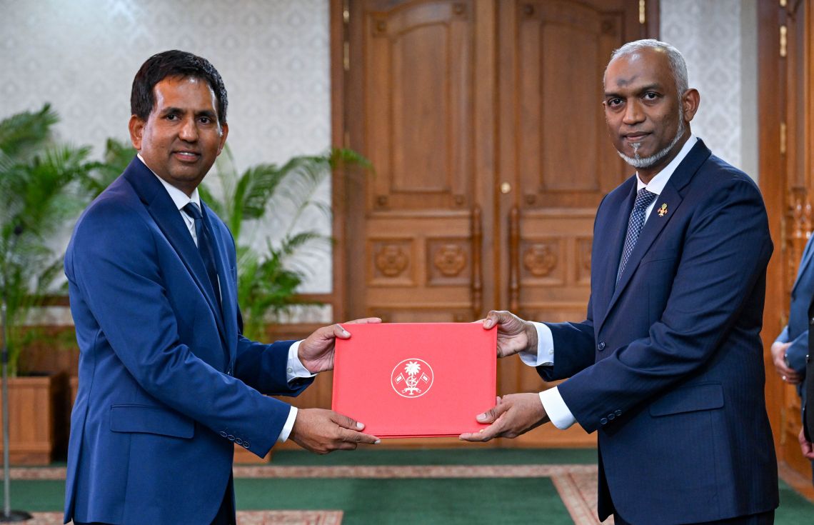 ޓްރާންސްޕޯޓު އެންޑް އިކޮނޮމިކް މިނިސްޓަރު ސައީދަށް މަގާމުގެ ފަތްކޮޅު އަރުއްވަނީ. / ފޮޓޯ: ރައީސް އޮފީސް