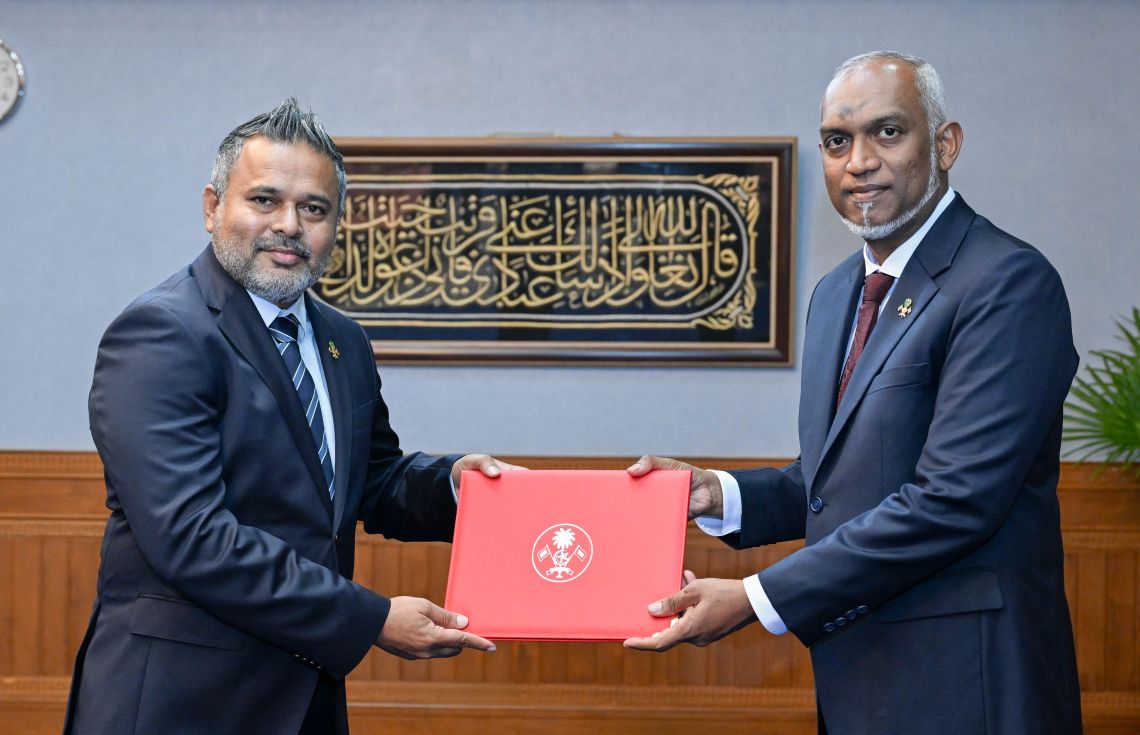 މިނިސްޓަރު ޝިޔާމަށް މަގާމުގެ ފަތްކޮޅު ރައީސުލްޖުމްހޫރިއްޔާ އަރުވަނީ. / ފޮޓޯ: ރައީސް އޮފީސް