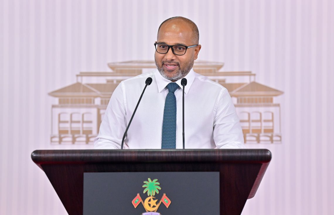 ރައީސް އޮފީހުގައި ބޭއްވި ނޫސް ކޮންފަރެންސުގައި މިނިސްޓަރު އަލީ އިހުސާން ވާހަކަފުޅު ދައްކަވަނީ. / ފޮޓޯ: ރައީސް އޮފީސް