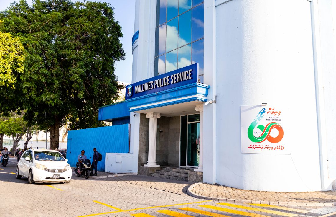 ފުލުހުންގެ ބަންދުގައި ހުރިމީހަކު ކަސްޓޯޑިއަލް ގޮޅިތެރޭގައި ނިޔާވެއްޖެ