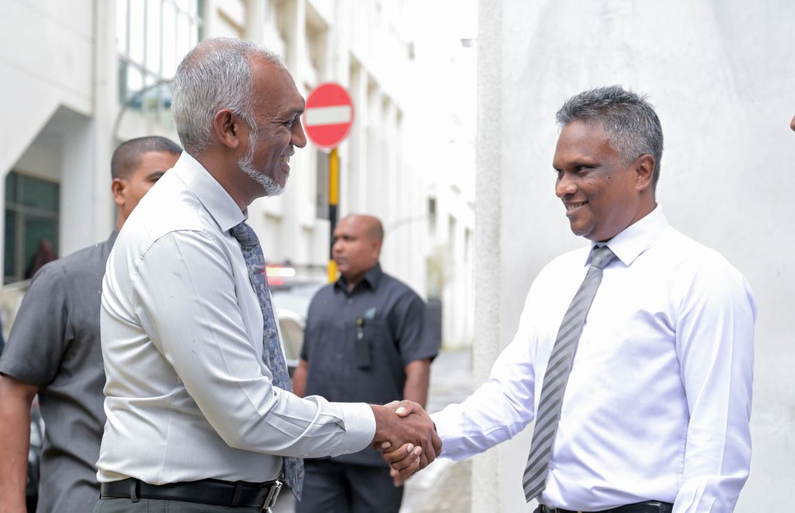 ރައީސުލްޖުމްހޫރިއްޔާ ޑރ. މުއިއްޒު، މޭޔަރު އާދަމް އާޒިމްއާ ސަލާމްކުރައްވަނީ. / ފޮޓޯ: ރައީސް އޮފީސް