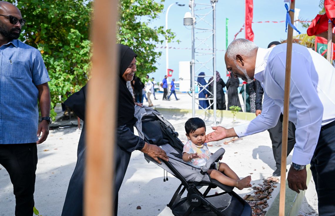 ރާއްޖޭގެ ރަށަކަށް ރައީސުލްޖުމްހޫރިއްޔާ ކުރެއްވި ދަތުރުފުޅެއްގެ ތެރެއިން. / ފޮޓޯ: ރައީސް އޮފީސް