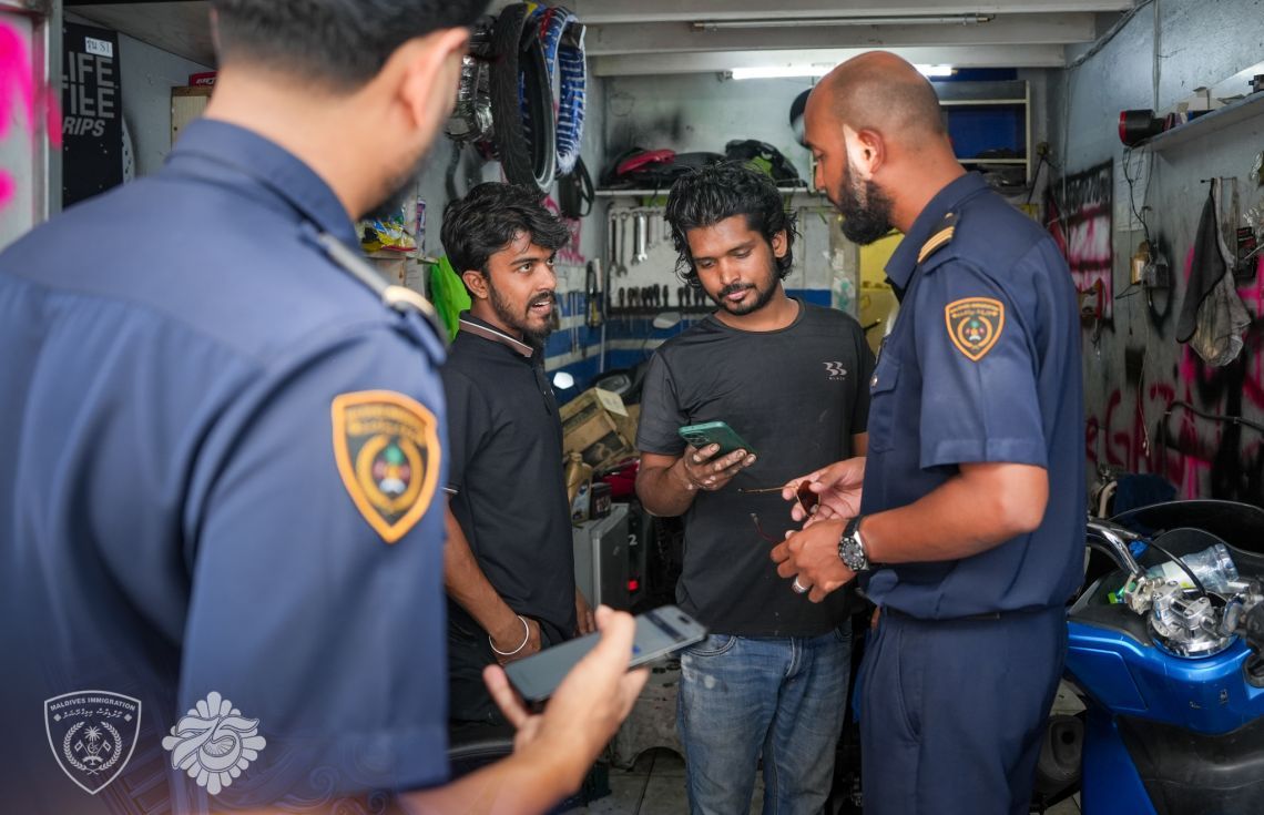 އިމިގްރޭޝަނުގެ އޮފިސަރުންތަކެއް ބިދޭސީންނާއި ސުވާލުކޮށް، ގަވާއިދާއި ހިލާފަށް އުޅޭ ބިދޭސީން ދެނެގަތުމުގެ މަސައްކަތް ކުރަނީ / ފޮޓޯ: އިމިގްރޭޝަން