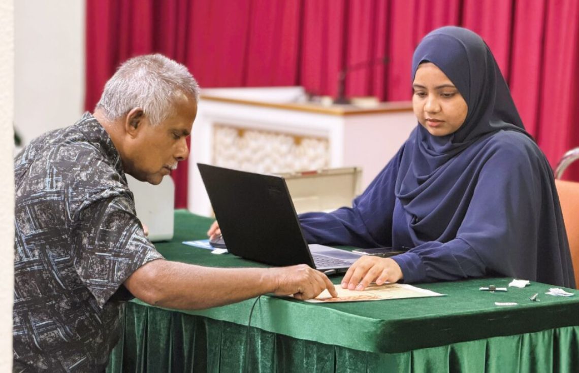 މީހަކު ޒަކާތް ދައްކަނީ. / ފޮޓޯ: މިނިސްޓްރީ