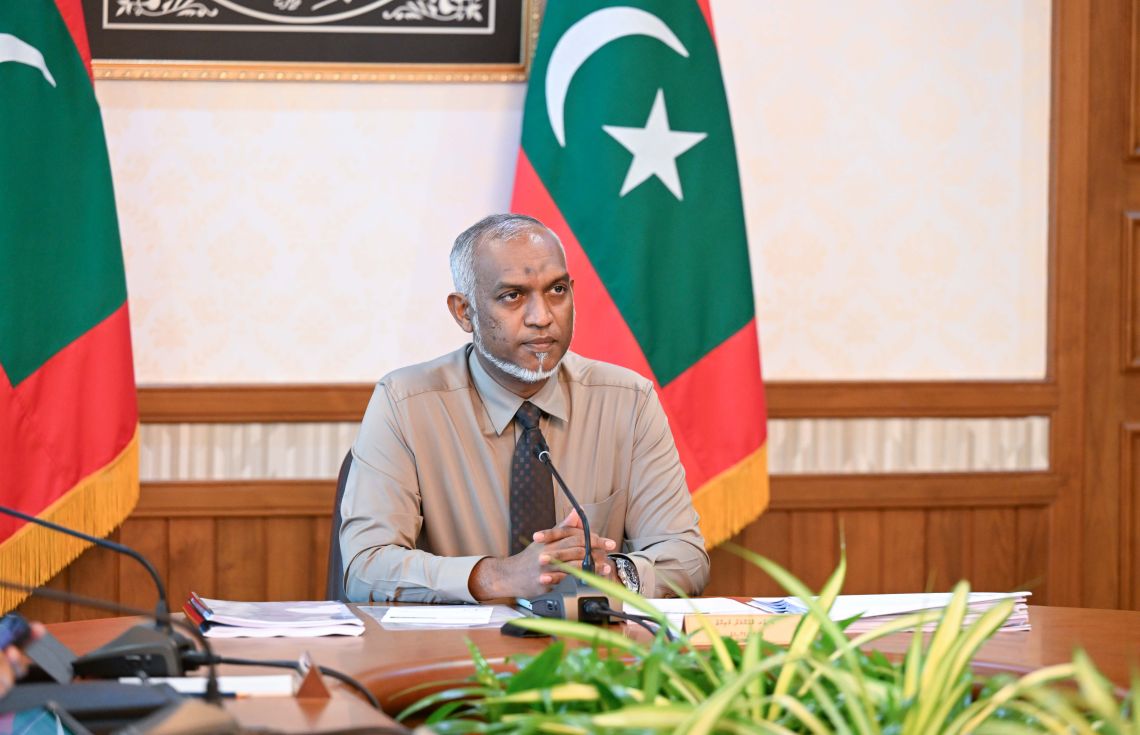 ރައީސުލްޖުމްހޫރިއްޔާ ޑރ.މުޙައްމަދު މުޢިއްޒު - އެމަނިކުފާނަށް ހަދިޔާގެ ގޮތުގައި ޢާއިލާއިން 180،000ރ ލިބިވަޑައިގެންނެވި.