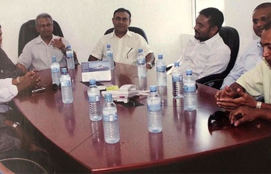 ލިވްއަބޯޑް އެސޯސިއޭޝަން އޮފް މޯލްޑިވްސް" ގެ ބައްދަލުވުމުގައި ފައްޔާޒް (ކ) - ނަން ރީބްރޭންޑްކޮށް ގައުމީ ދަރަޖަ ދިނީ ފައްޔާޒުގެ އިކޮނޮމިކް މިނިސްޓަރުކަމުގެ ދުވަސްވަރު.