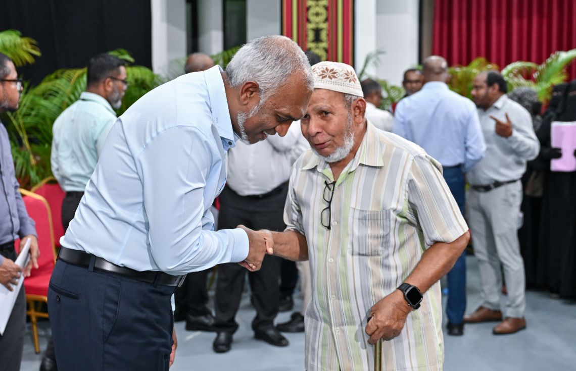 ރައީސުލްޖުމްހޫރިއްޔާ އުމުރުން ދުވަސްވީ މީހަކާ ބައްދަލުކުރައްވަނީ. / ފޮޓޯ: ރައީސް އޮފީސް