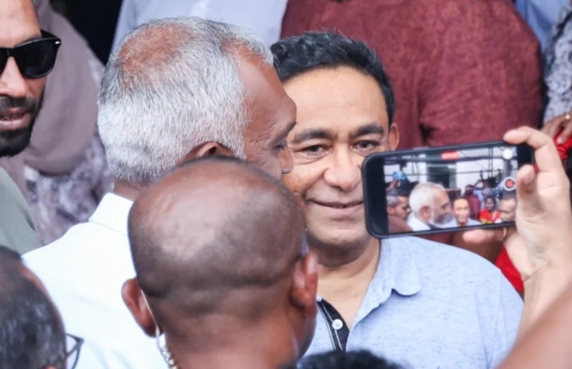 އެމްއެމްޕީއާރުސީގެ ޚިޔާނާތުގެ މައްސަލައިގައި ޖަލަށްލެވުނު ކުރީގެ ރައީސް ޢަބްދުﷲ ޔާމީން ޢަބްދުލްޤައްޔޫމް ގެއަށް ބަދަލުކުރިއިރު، ރައީސް މުޢިއްޒު އެމަނިކުފާނުގެ އަރިހުގައި.