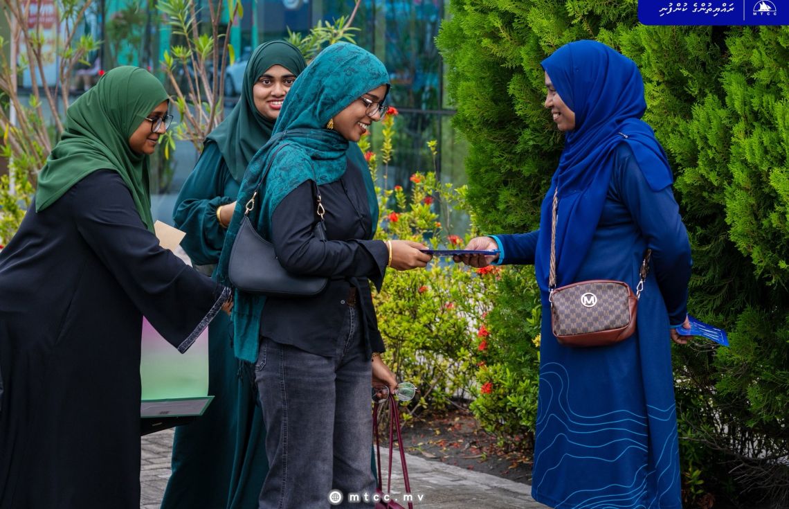 ޓެކްސީ އެޕަށް މީހުން އަހުލުވެރިކުރުވުމުގެ ސެޝަނުގެ ތެރެއިން. / ފޮޓޯ: އެމްޓީސީސީ