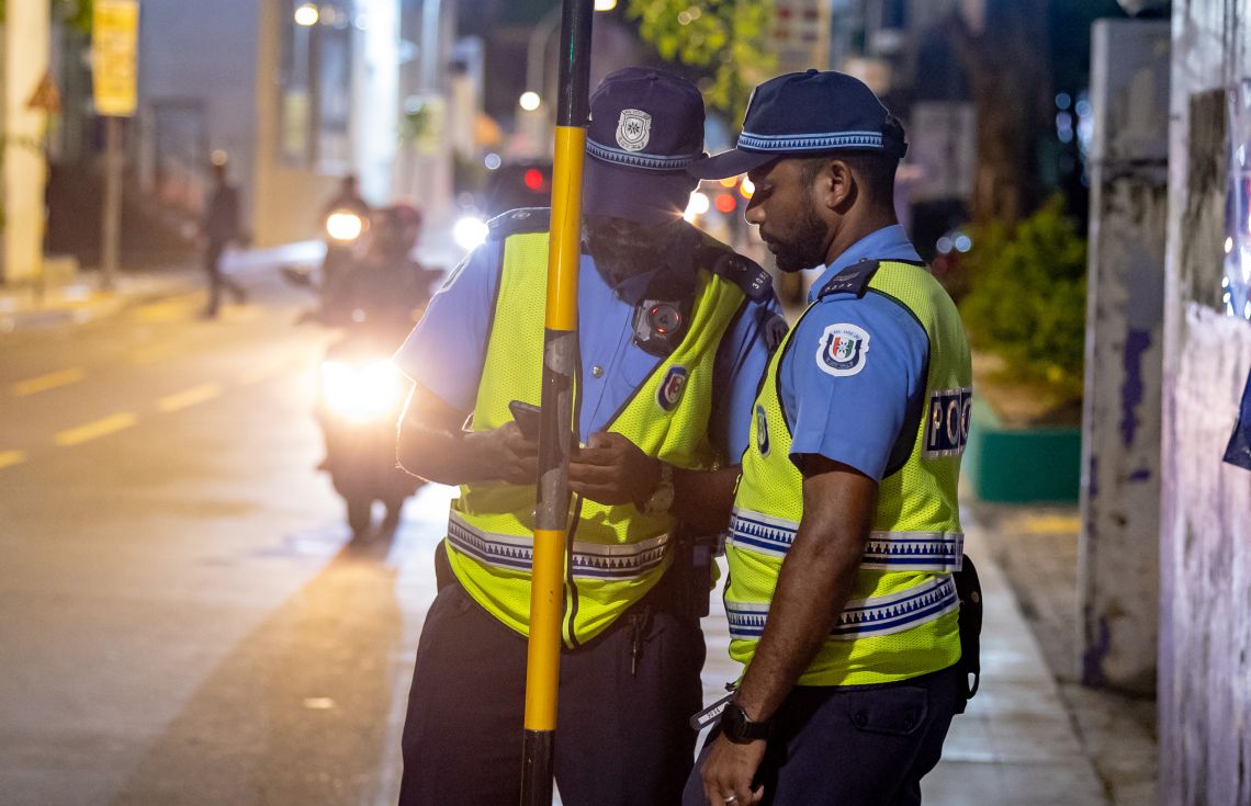 މާލޭގެ މަގުތަކުގައި އަމާންކަން ބެލެހެއްޓުމަށް ފުލުހުން ހަރަކާތްތެރިވަނީ. / ފޮޓޯ: ޚުލާސާ