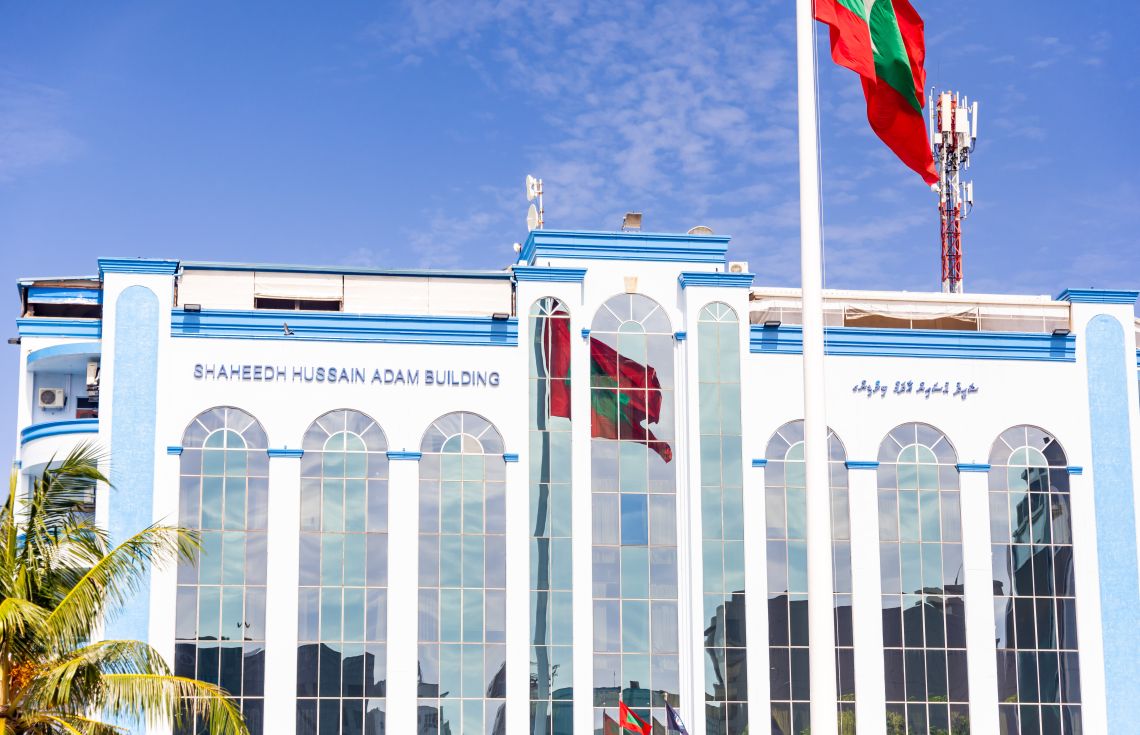 ފިހާރައަކުން ވަގަށް ނަގައިގެން ފުރަން އުޅުނު ލަންކާ ރައްޔިތަކު ހައްޔަރުކޮށްފި