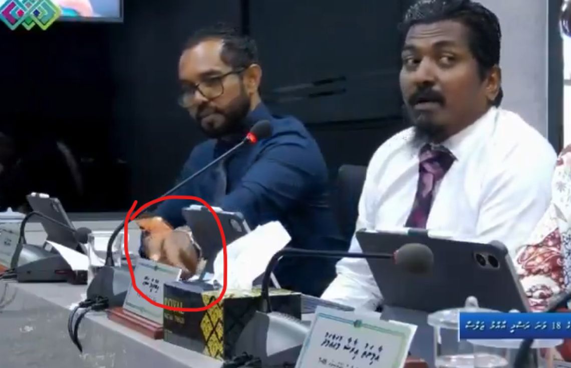 ކައުންސިލްގެ ބައްދަލުވުމެއްގައި މައިކު ކަނޑާލި މައްސަލައިގައި އެމްޑީޕީ އަދި ކައުންސިލް މެމްބަރަށް ބޮޑެތި ފާޑުކިޔުންތަކެއް