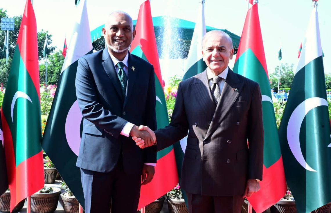 މަރުހަބާ ދެންނެވުމުގެ ރަސްމިއްޔާތުގެ ތެރެއިން ރައީސުލްޖުމްހޫރިއްޔާ ޑޮކްޓަރ މުޙައްމަދު މުޢިއްޒާއި ޕާކިސްތާނުގެ ބޮޑުވަޒީރު މުހައްމަދު ޝެހްބާޒް ޝަރީފް | ފޮޓޯ؛ ރައީސް އޮފީސް