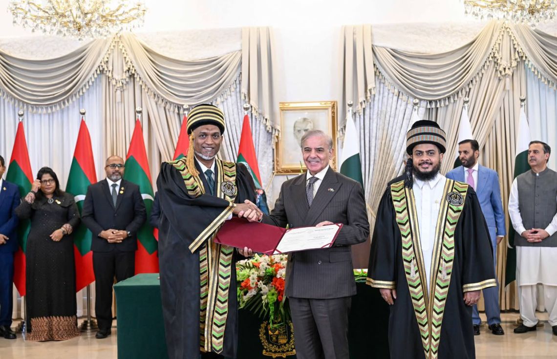 އައިއައިޔޫއައިގެ އޮނަރަރީ ޑޮކްޓަރޭޓްގެ ޝަރަފު ރައީސަށް އަރުވުމުގެ ތެރެއިން / ފޮޓޯ: ރައީސް އޮފީސް