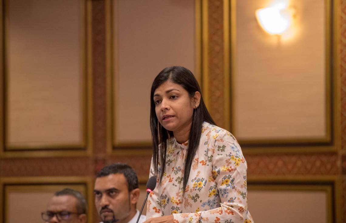 ރޮޒައިނާ, އިނގިރޭސި ބޮޑު ވަޒީރަށް ވަރުގަދަ ރައްދެއް