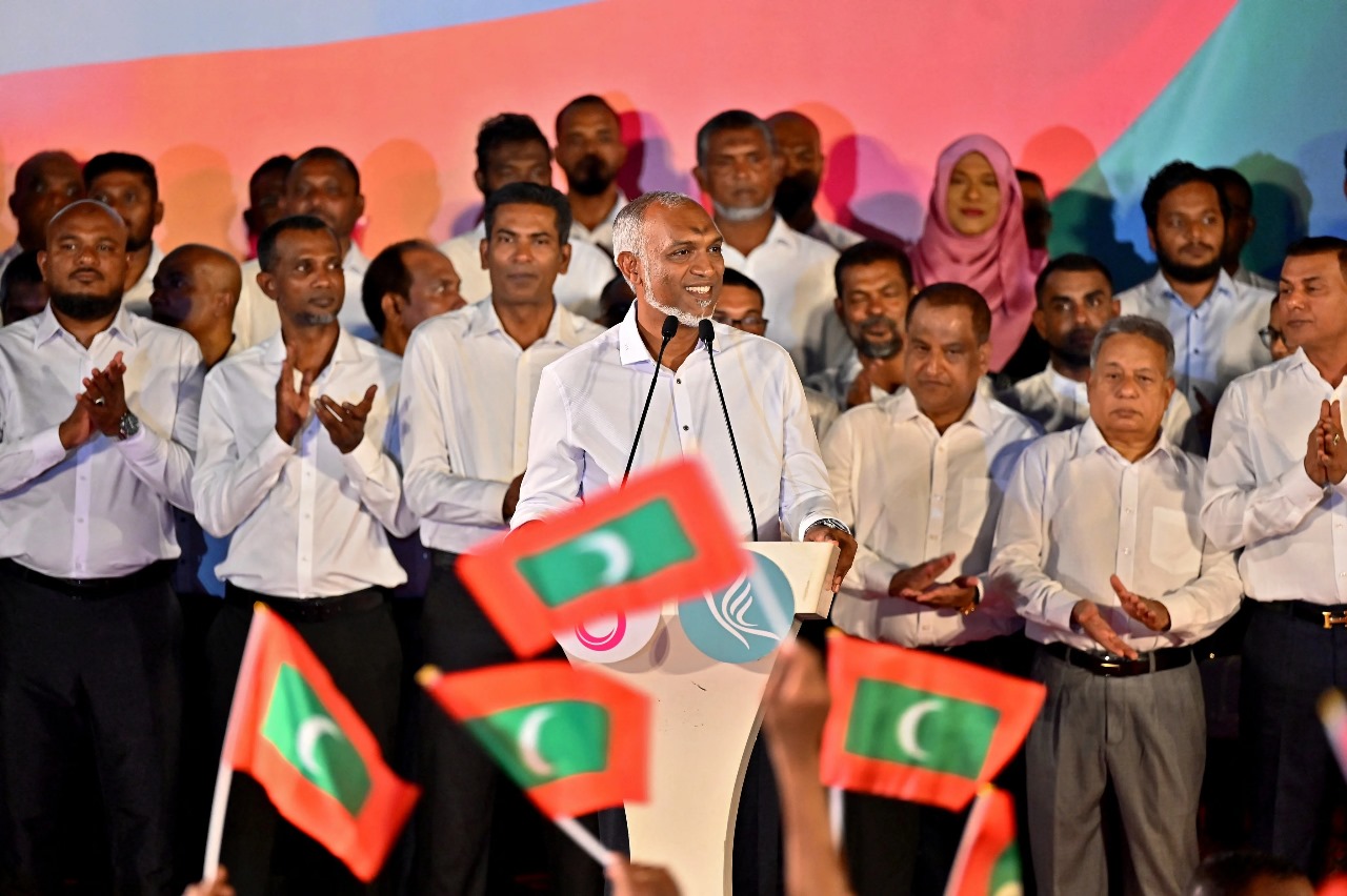 ރައީސް މުއިއްޒު މެންބަރުންނާއި އެއްކޮށް/ ފޮޓޯ - އިންޓަނެޓް
