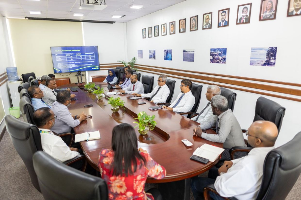 މާލޭގެ ފެނާއި ނަރުދަމާގެ ޚިދުމަތް ރަނގަޅުކުރުމަށް ބޭއްވި މަޝްވަރާ ބައްދަލުވުން ތެރެއިން / ފޮޓޯ: މޫސުމީ ބަދަލުތަކާއި ތިމާވެށްޓާއި ހަކަތައާ ބެހޭ ވުޒާރާ
