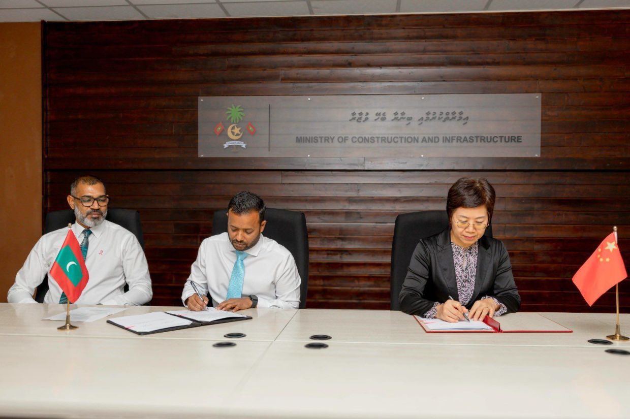 ވިލިމާލޭގައި އަޅާ 100 އެނދުގެ ހޮސްޕިޓަލް އިމާރާތް ކުރުމުގެ އެއްބަސްވުމުގައި ސޮއިކުރުމުގެ ތެރެއިން /. ފޮޓޯ: މިނިސްޓްރީ