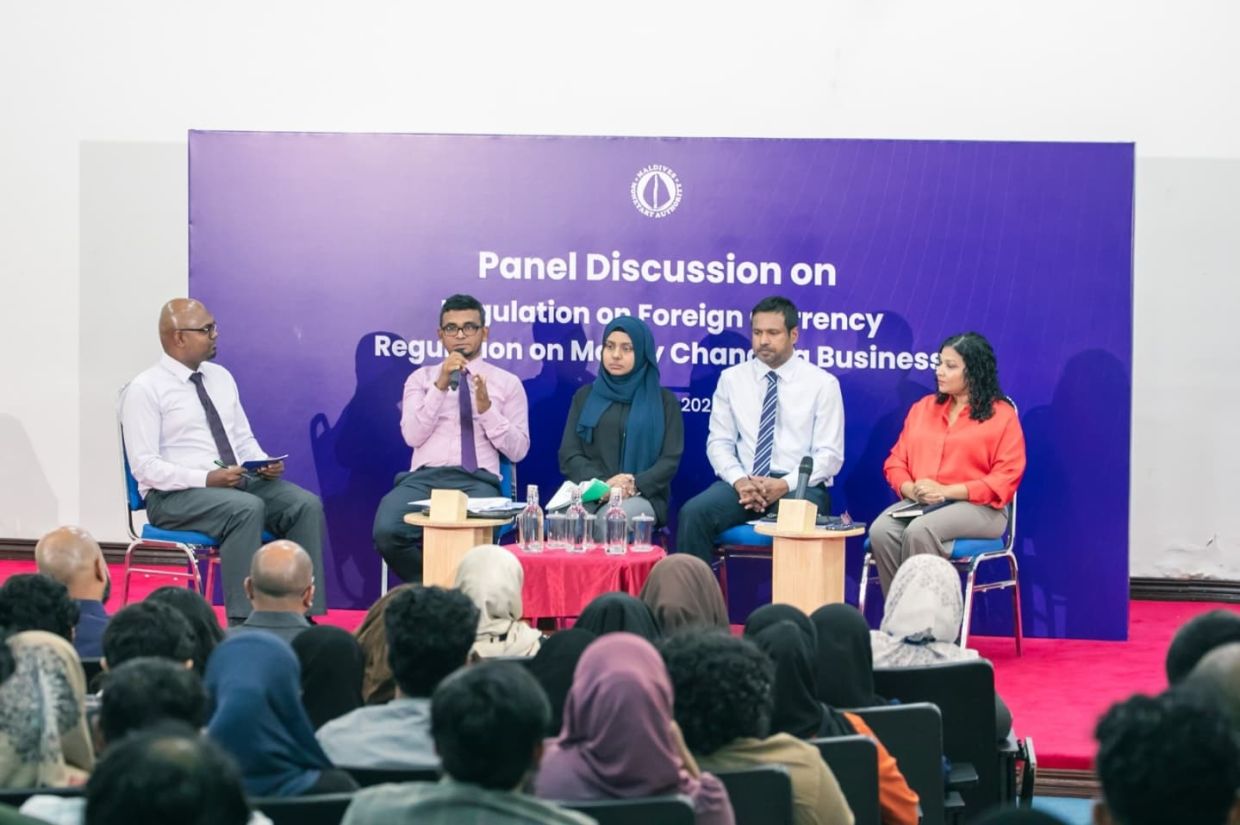 ގައުމީ ޔުނިވާސިޓީގެ ދަރިވަރުންނާ އެކު ރޭ ކުރިއަށް ގެންދިޔަ ޕެނަލް ޑިސްކަޝަންގައި ގަވަރުނަރު މުނައްވަރު ވާހަކަފުޅު ދައްކަވަނީ.