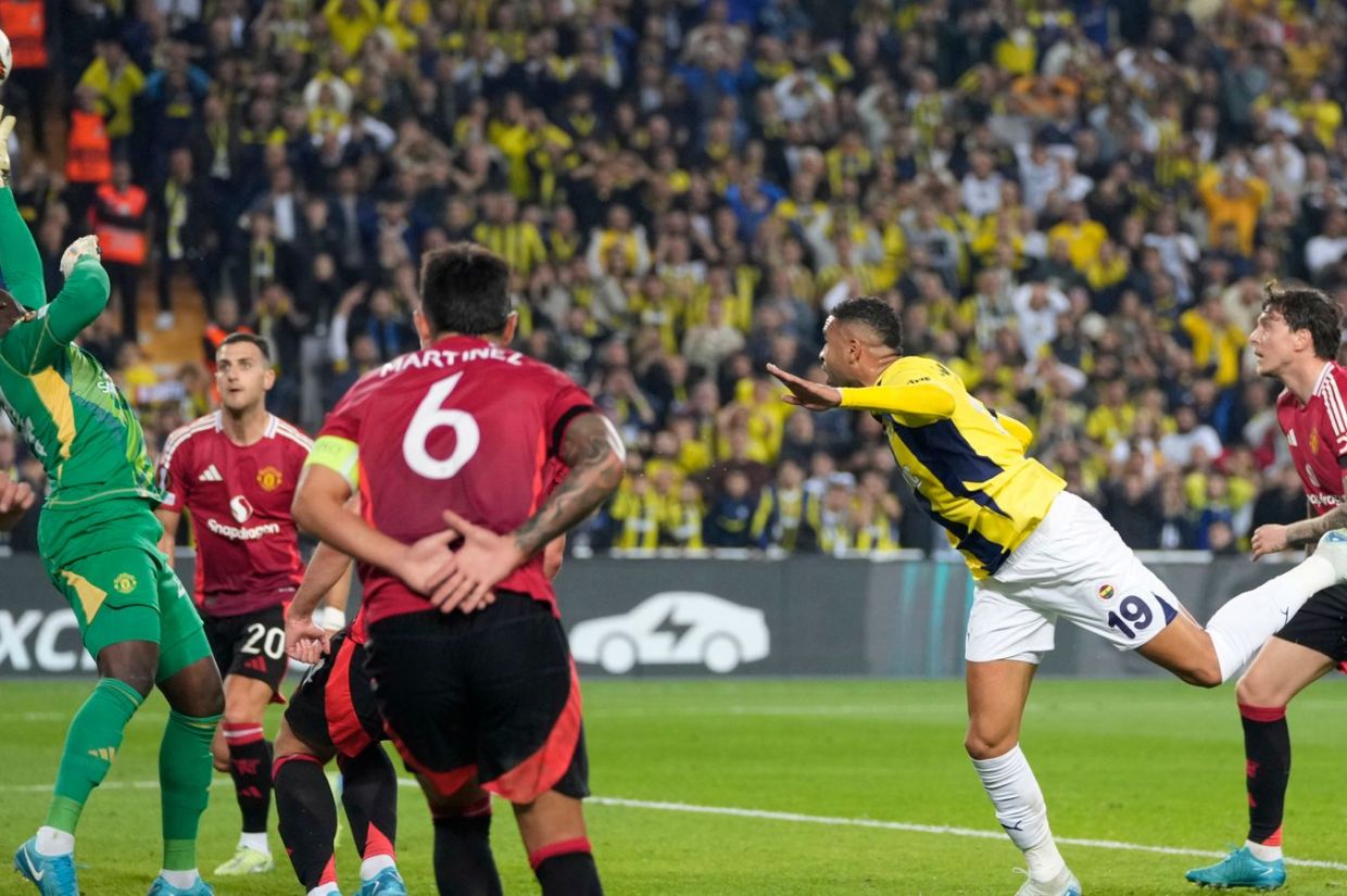 ފެނަބާޗޭއިން ޔުނައިޓެޑް ހިފެހެއްޓިއިރު މޮރީނިއޯއަށް ރަތްކާޑެއް!