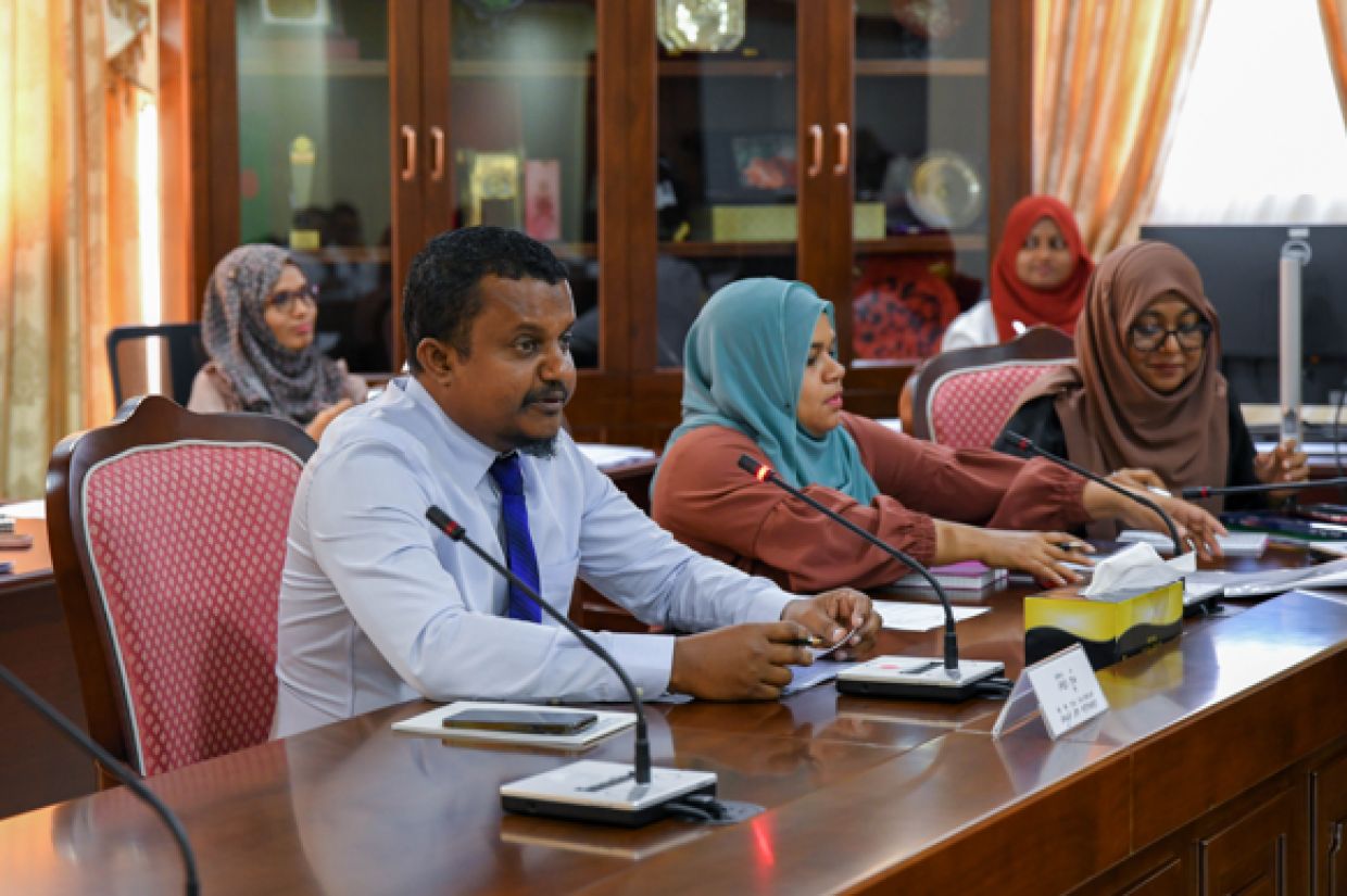 ސަޕްލިމެންޓަރީ ބަޖެޓް ދިރާސާކުރާ ކޮމެޓީގެ މުޤައްރިރު އަލީ ފަޒާދު އަދި މަޖިލީހުގެ ސްޓާފުން. ފޮޓޯ/މަޖިލިސް