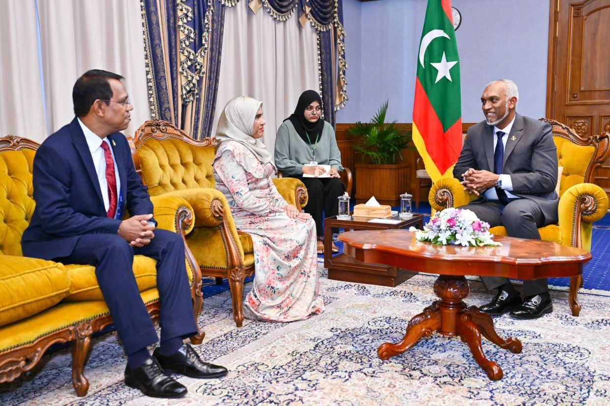ރައީސުލްޖުމްހޫރިއްޔާ ޑރ. މުޙައްމަދު މުޢިއްޒު އިންޑިއާއާއި ސަޢޫދީ ޢަރަބިއްޔާއަށް އައު ސަފީރުން ޢައްޔަންކުރައްވައިފި. / ފޮޓޯ: ރައީސް އޮފީސް