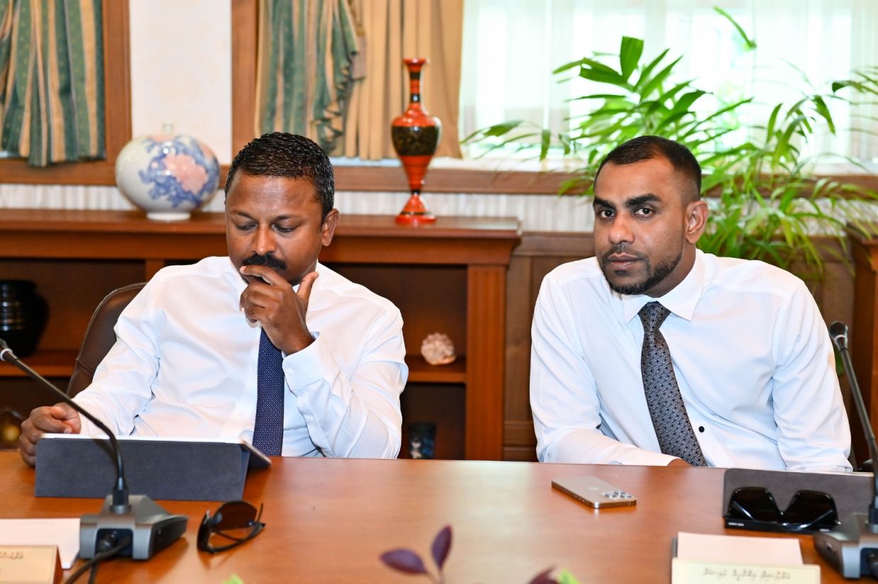 ޓޫރިޒަމް މިނިސްޓަރ ފައިސަލް އަދި ބަންޑާރަނައިބާއެކު - ޓޫރިޒަމް ޓެކްސް އަށް މިއަދު ގެނައި ބަދަލުގެ ސަބަބުން އިޤްތިޞާދު ކުރިއަރާނެ. / ފޮޓޯ: ޚުލާސާ